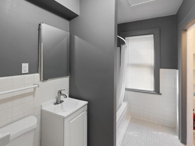 2nd Floor Full Bath - 3237 Hennepin Ave