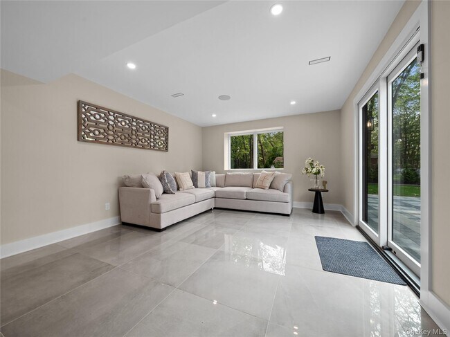 Building Photo - 5 N Hills Rd