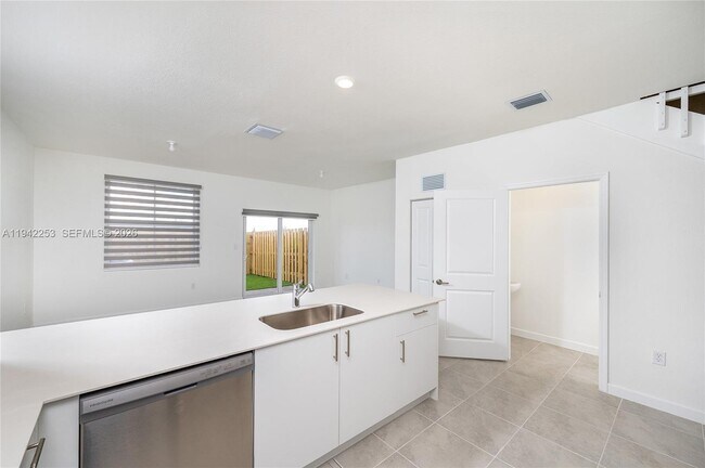 Building Photo - 2747 SE 26th Rd