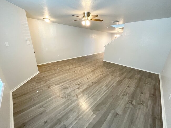 Building Photo - Outstanding 3 bedroom/2.5 bath home in established neighborhood just minutes from Lackland AFB an...