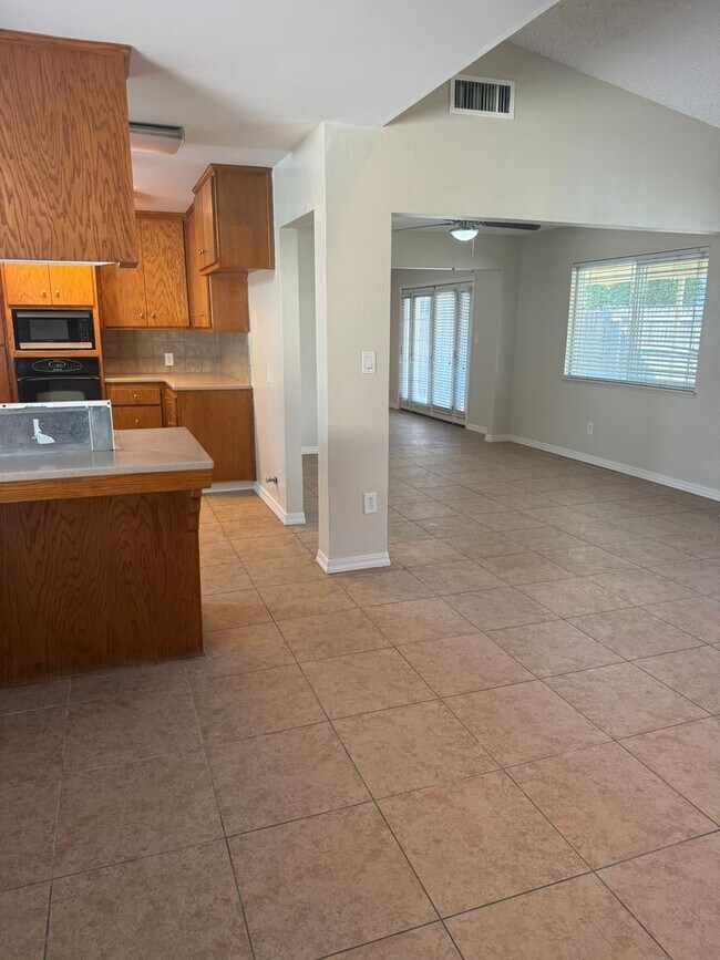 Building Photo - Spacious 4-Bedroom + 2 Bonus Rooms | Near ...