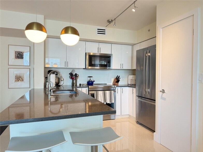 Building Photo - 1155 Brickell Bay Dr