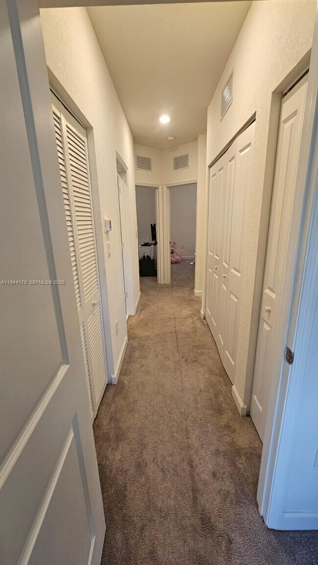 Building Photo - 1146 SE 26th Ter