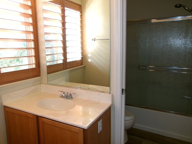 Building Photo - 3 Bedroom, 2-1/2 bath, 2-car garage in Nor...