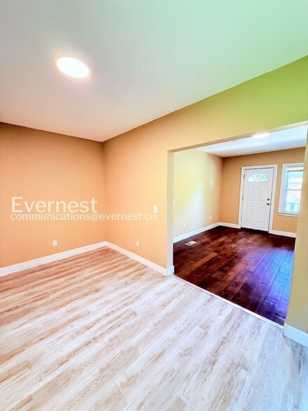 Building Photo - 2488 Woodmere St