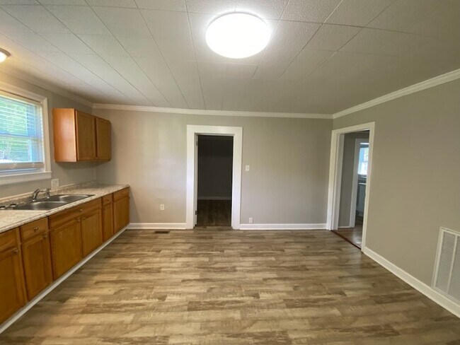 Building Photo - 3 Bedroom, 2 bath Home