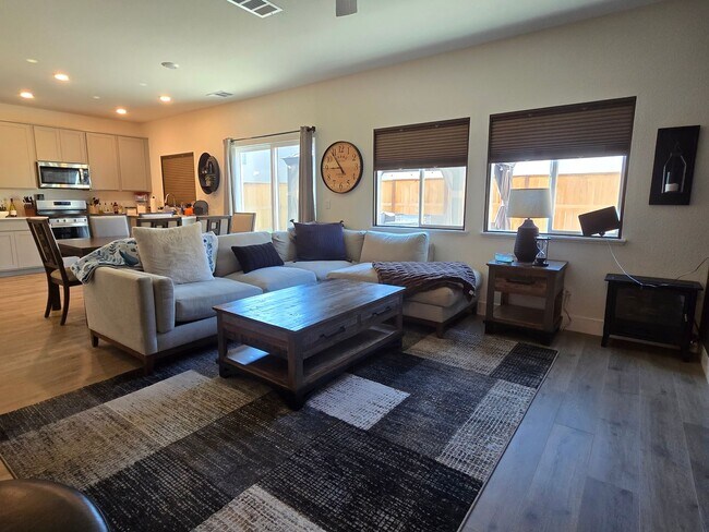 Building Photo - Newer 2 story home in Stonebrook Village- ...
