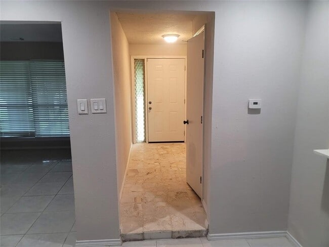 Building Photo - 10601 Sagewind Dr