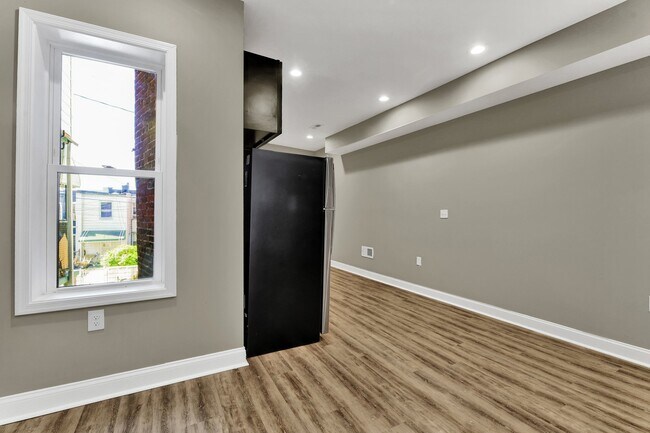 Building Photo - Fully Renovated 3 Bedroom Rowhome- Baltimo...