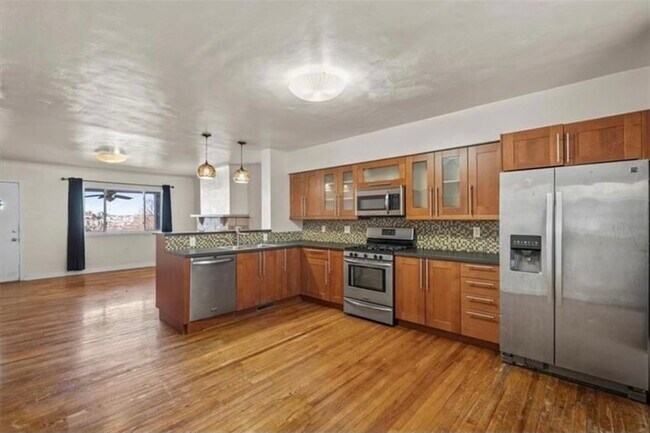 Building Photo - 2512 Burham St