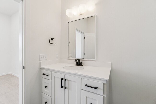 Building Photo - Minimalist Magic: 2-Bed Apartment Over Sel...