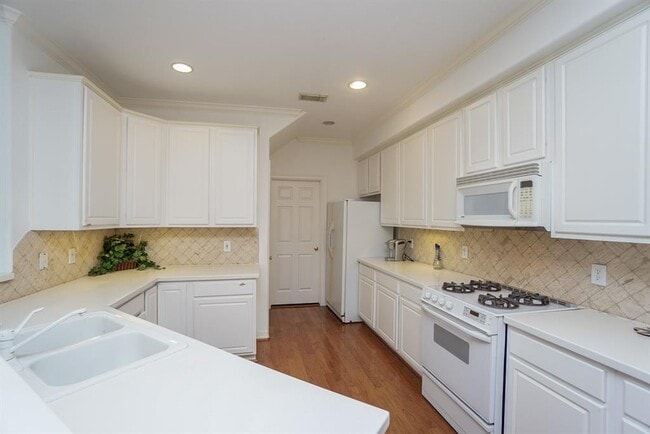 Building Photo - 1131 Enclave Square E