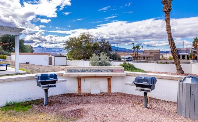 Building Photo - Beautiful updated condo in Los Lagos Upstairs unit.