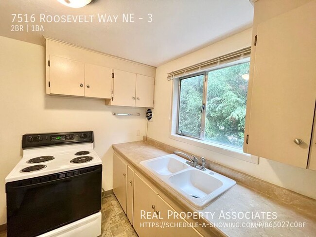 Building Photo - Spacious 2-bed/1-Bath Close to Green Lake!...