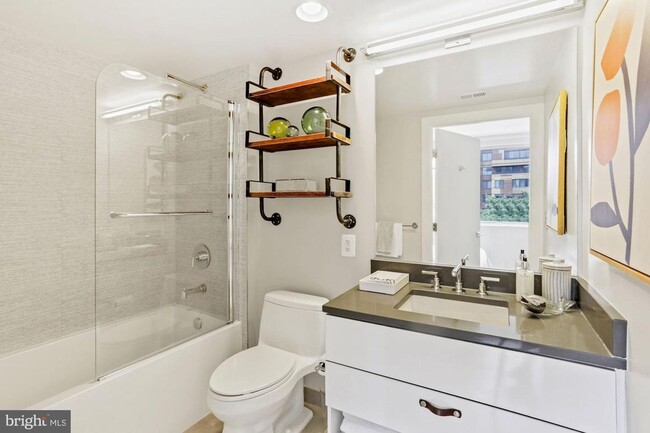 Building Photo - Practically new 1bd/1ba steps to Logan Cir...