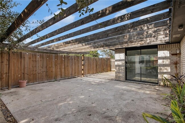 Building Photo - 18 Cassandra St