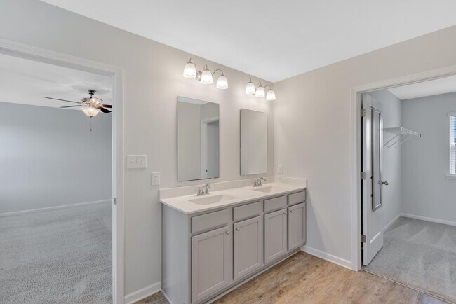 Building Photo - 4 Bedroom Home Available!