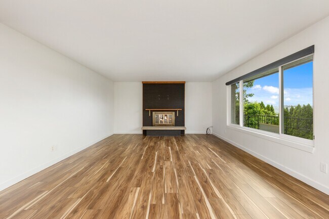 Building Photo - Newly Renovated 2BR/2BA Home with Private Balcony in Seattle