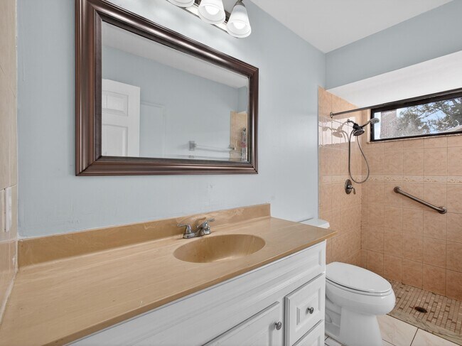 Building Photo - 566 SE Damask Ave