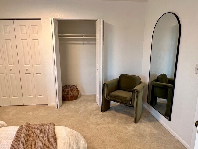 Building Photo - Available in July! Pet Friendly Fully Furn...