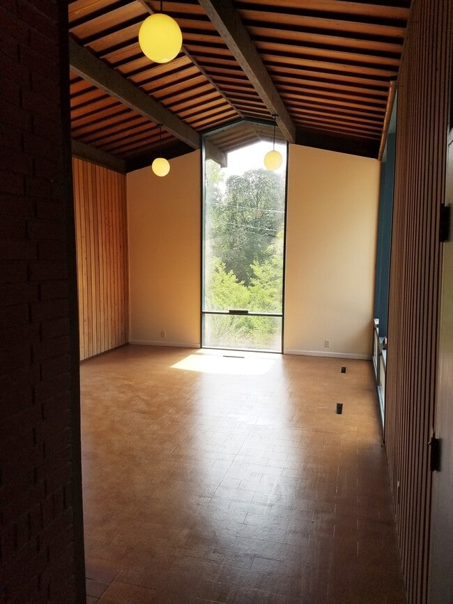 Building Photo - Unique Hillside Campus Home w/Floor to Ceiling Windows!!!