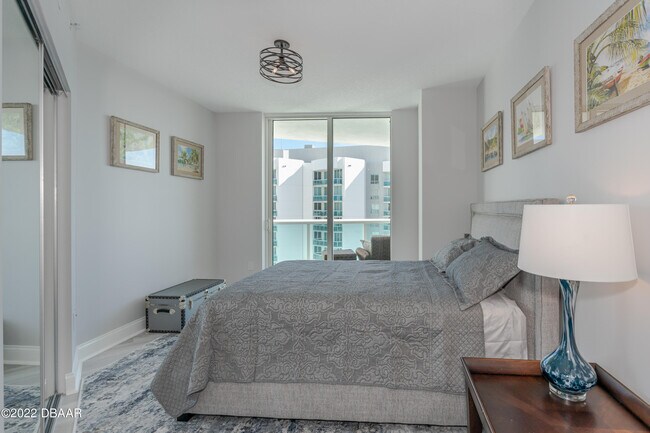 Building Photo - 241 Riverside Dr