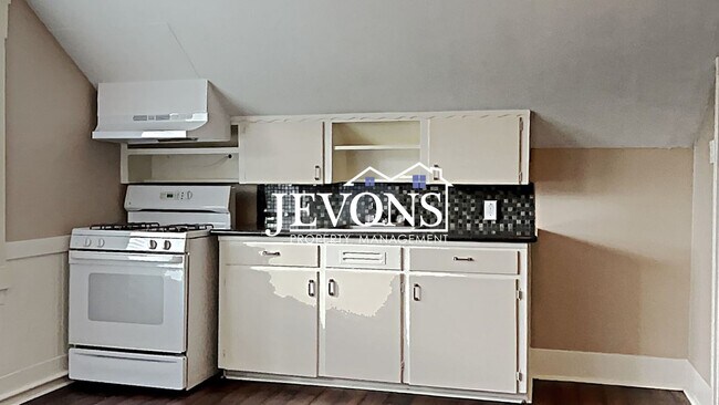 Primary Photo - $300 Rent Credit - Well-kept ground-floor ...