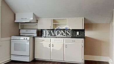 Building Photo - $300 Rent Credit - Well-kept ground-floor ...