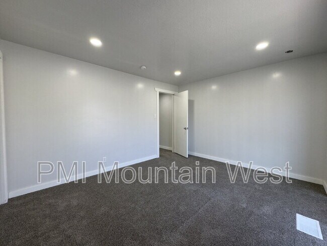 Building Photo - 1520 Merlin Dr