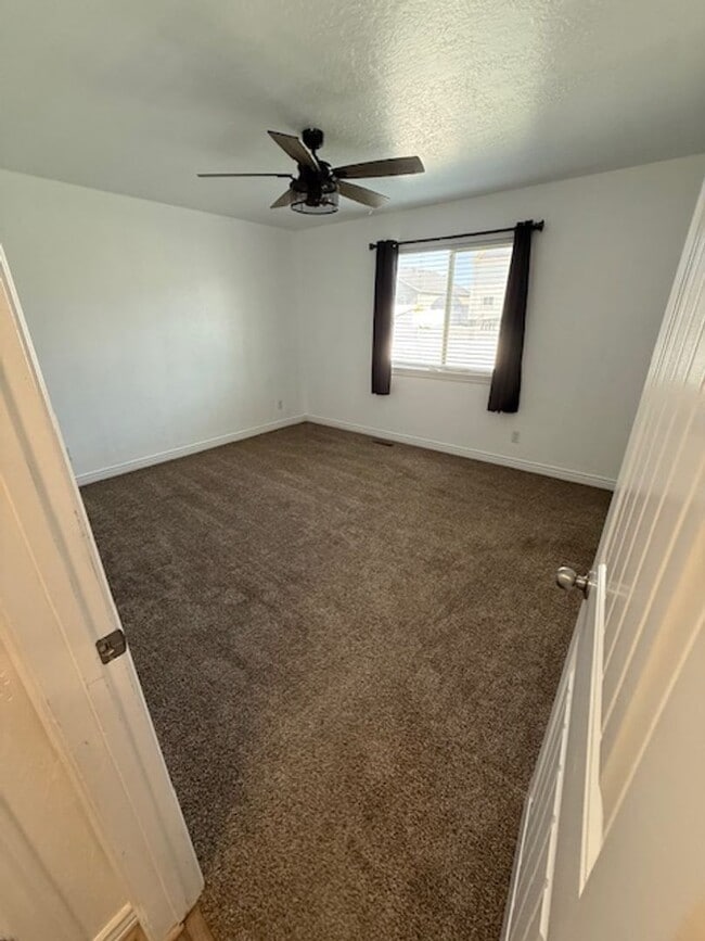 Building Photo - 3 Bedroom Eagle Mountain Home