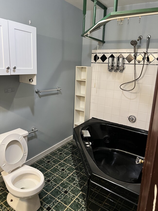 Large bath - 4351 Dover Center Rd