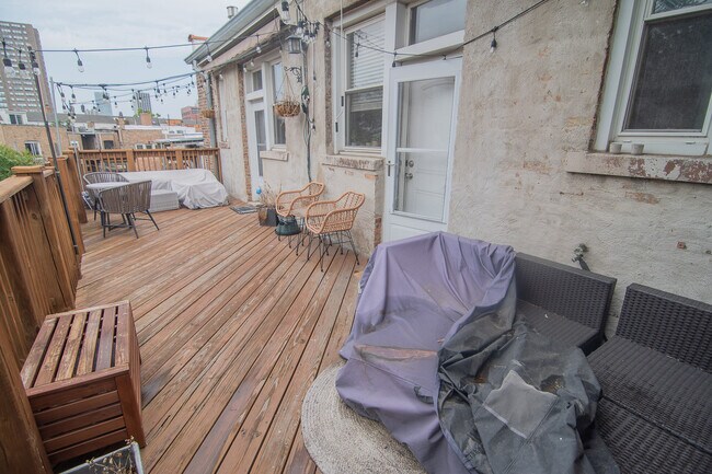 Building Photo - 4022 N Clarendon Ave