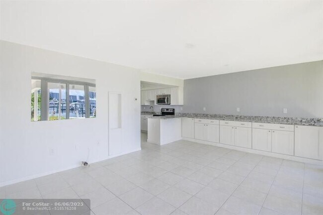 Building Photo - 2760 Yacht Club Blvd