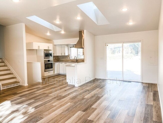 Building Photo - 1724 Robidoux Cir