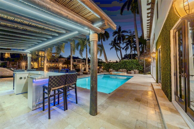 Building Photo - 2430 Castilla Isle