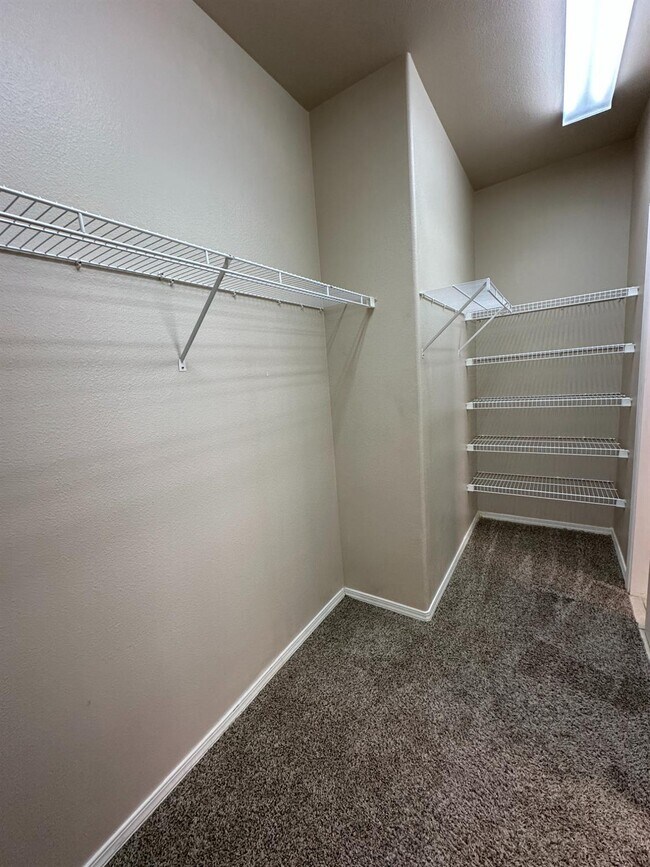 Building Photo - 5541 N Plum Ln
