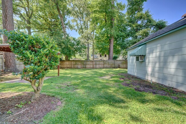 Building Photo - Charming Cape Cod Home - Fenced Yard, Deta...