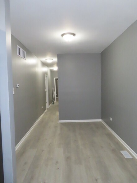 Building Photo - 951 W 51st St