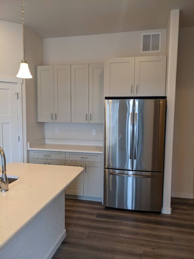 Building Photo - End Unit Townhome in Mountain Shadows near...