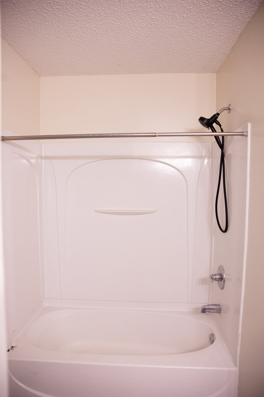 Upstairs bathroom - 16 Townview Dr