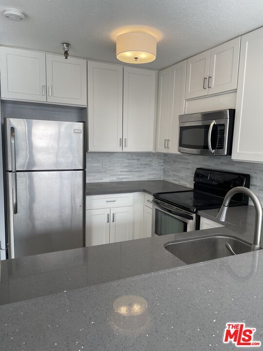 Building Photo - 121 S Hope St