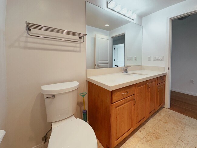 Building Photo - Modern 2 Bed, 2 Bath Condo in the Heart of the Marina District