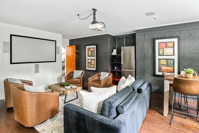 Building Photo - 1960 Tall Tree Dr NE