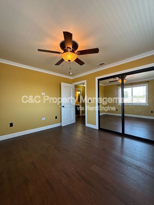 Building Photo - 1445 S Sunol Dr
