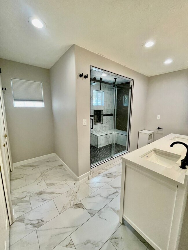 Building Photo - Updated and Pet Friendly Three Bedroom Home