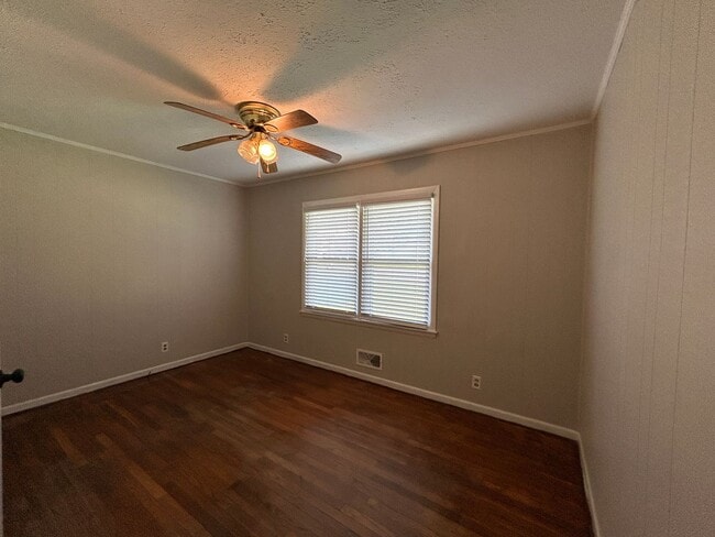 Building Photo - 1706 Dooley Ave