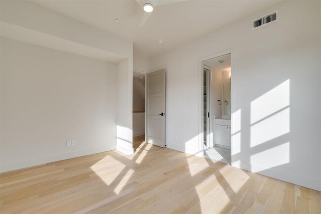 Building Photo - 1303 N Dewey Ave