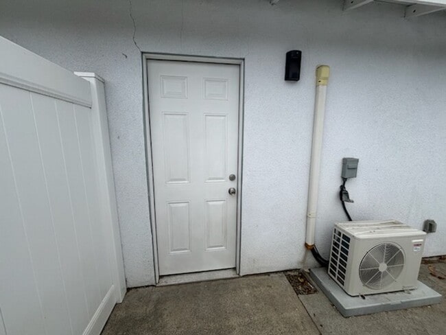 Building Photo - 3 Bedroom 2 Bath Home