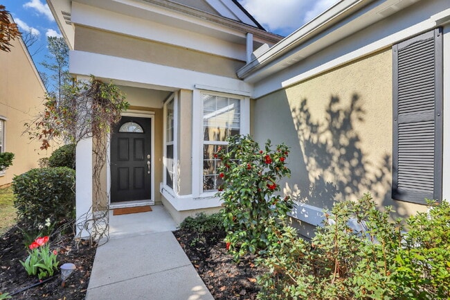 Building Photo - Charming 2-Bedroom, Plus Den Home with 2 F...