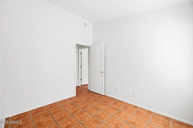 Building Photo - 1083 E Boston Ct